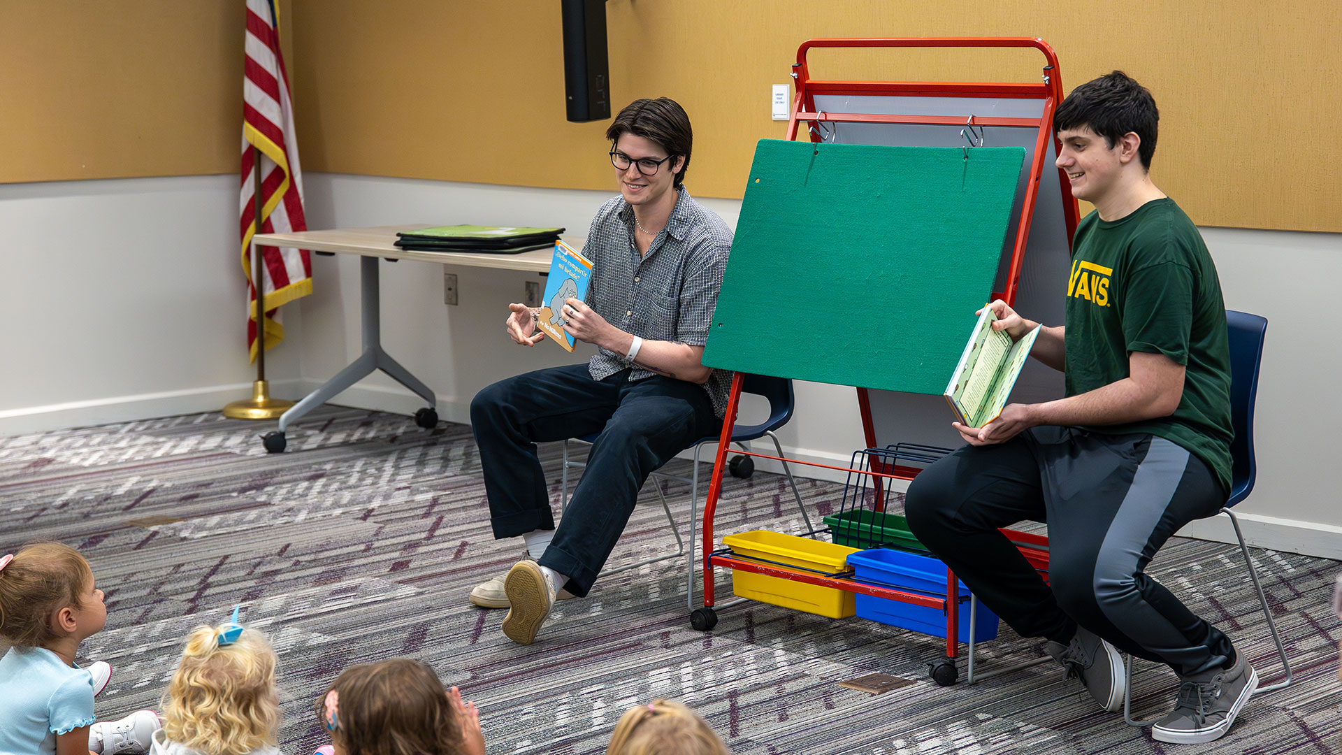 Students read to kids in English and Spanish