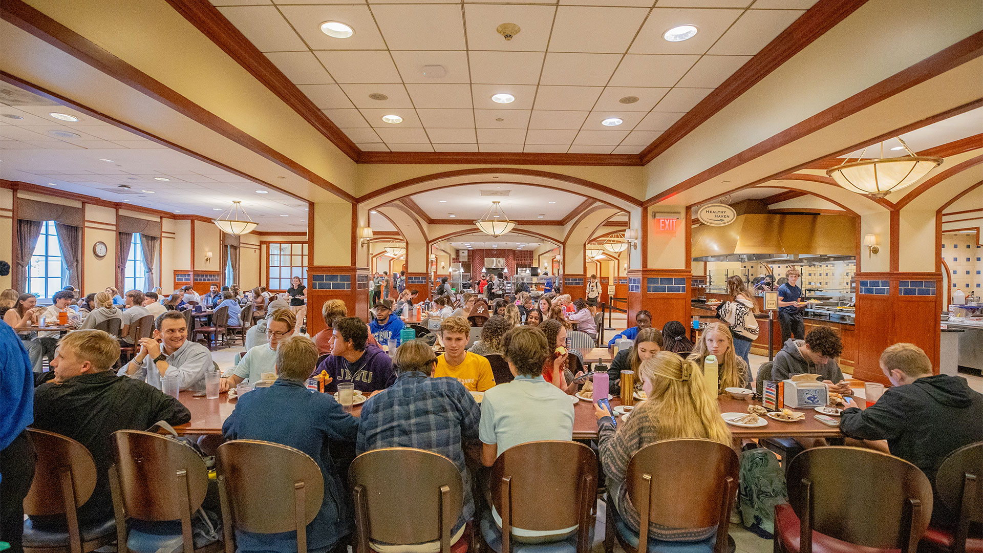 CNU students eating in the dining hall.